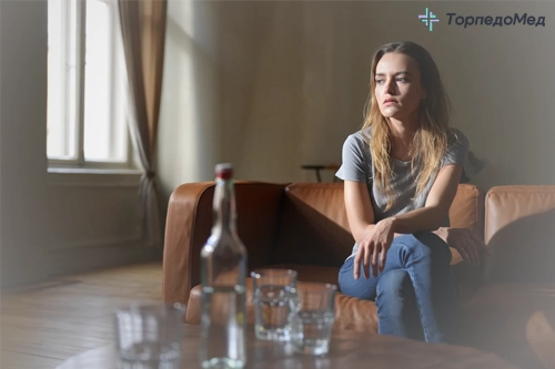Женщина пьет много алкоголя